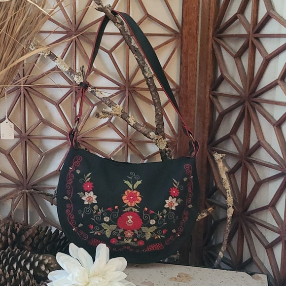 BEAUTIFUL BLACK EMBROIDERED ZIP TOP HANDBAG.MULTI - Picture 6 of 16